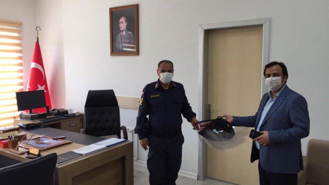 Yüz Koruyucu Siperlik Maskeler Güdül İlçe Jandarma Komutanı Sayın Harun ATUÇURANOĞLU na teslim edildi.
