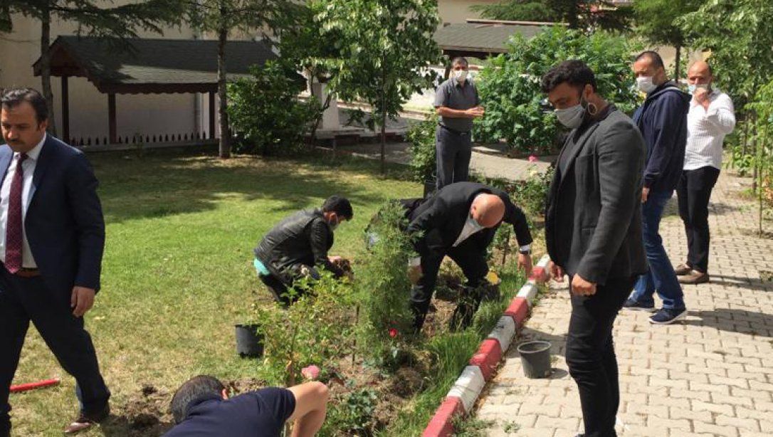 Okul idarecilerimizle İlçe Milli Eğitim Müdürlüğü Bahçesine Gül Fidanları Dikildi